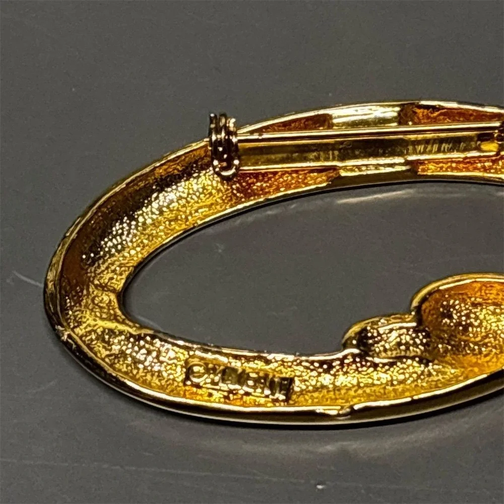 MJ ENT Brooch Gold Tone Oval Abstract Knot Textured Modern Vintage Pin‎